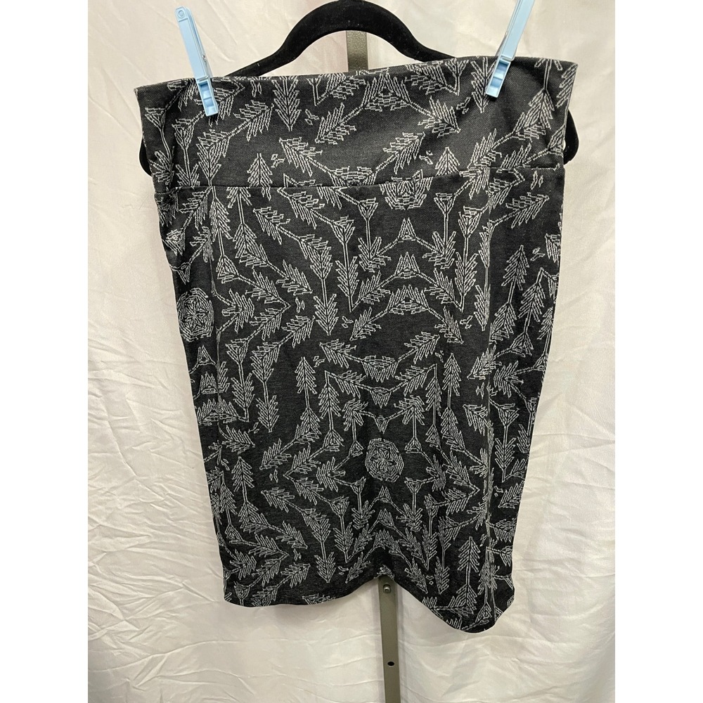 LuLaRoe Cassie Pencil Skirt XL Grey White Geometric Arrow Pine Tree Print Knit
